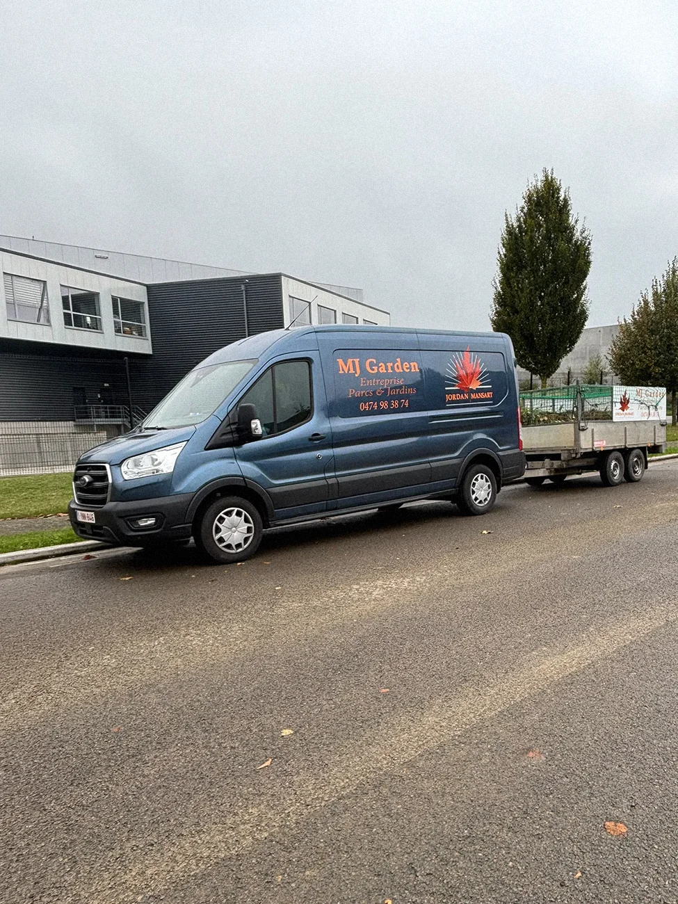 La camionnette MJ Garden et sa remorque, avec le marquage de l'entreprise